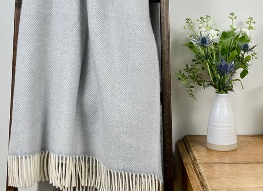 Richmond Throw Thistle Grey