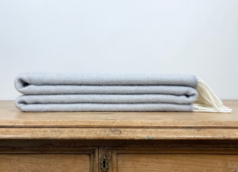 Richmond Throw Thistle Grey